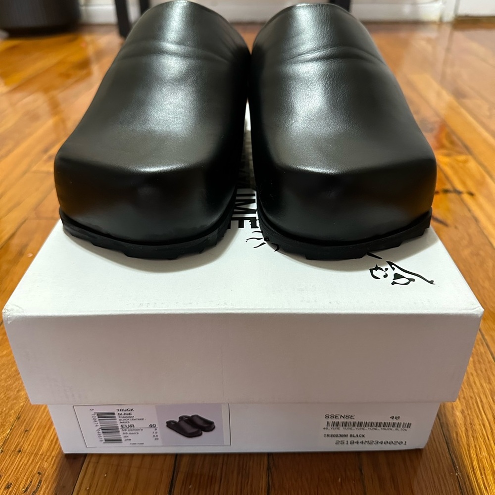 Black Leather YumeYume Truck Slides - Picture 2 of 5